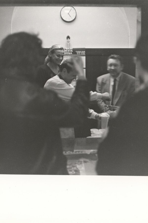 vlevo Jitka Vitásková